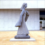 1996年　岡山県生涯学習センター正面玄関石像